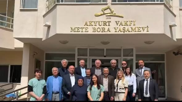 Akyurt Vakfı Mete Bora Yaşamevi önünde ziyaretçiler ve çalışanlar