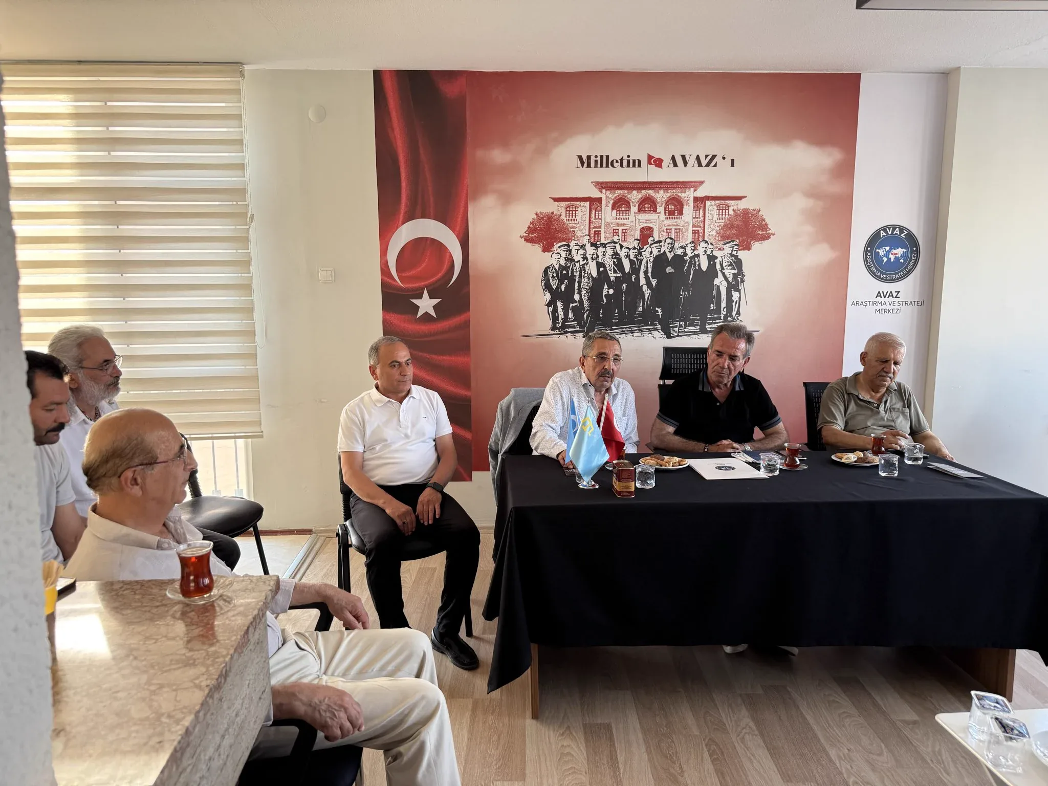 AVAZ Araştırma ve Strateji Merkezi’nde masa etrafında yapılan görüşme