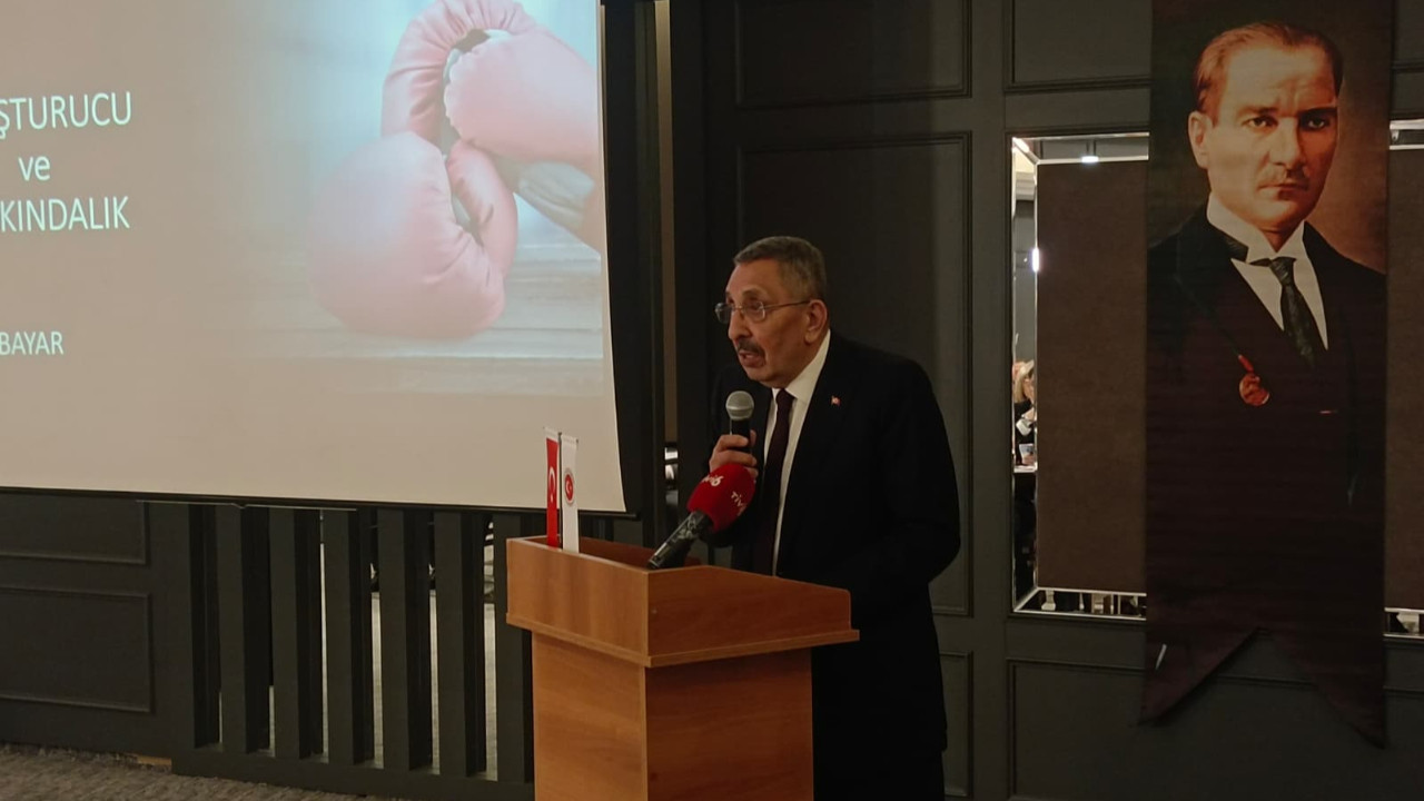 Bağımlılıkla mücadele konferansında kürsüden konuşma yapan bir konuşmacı