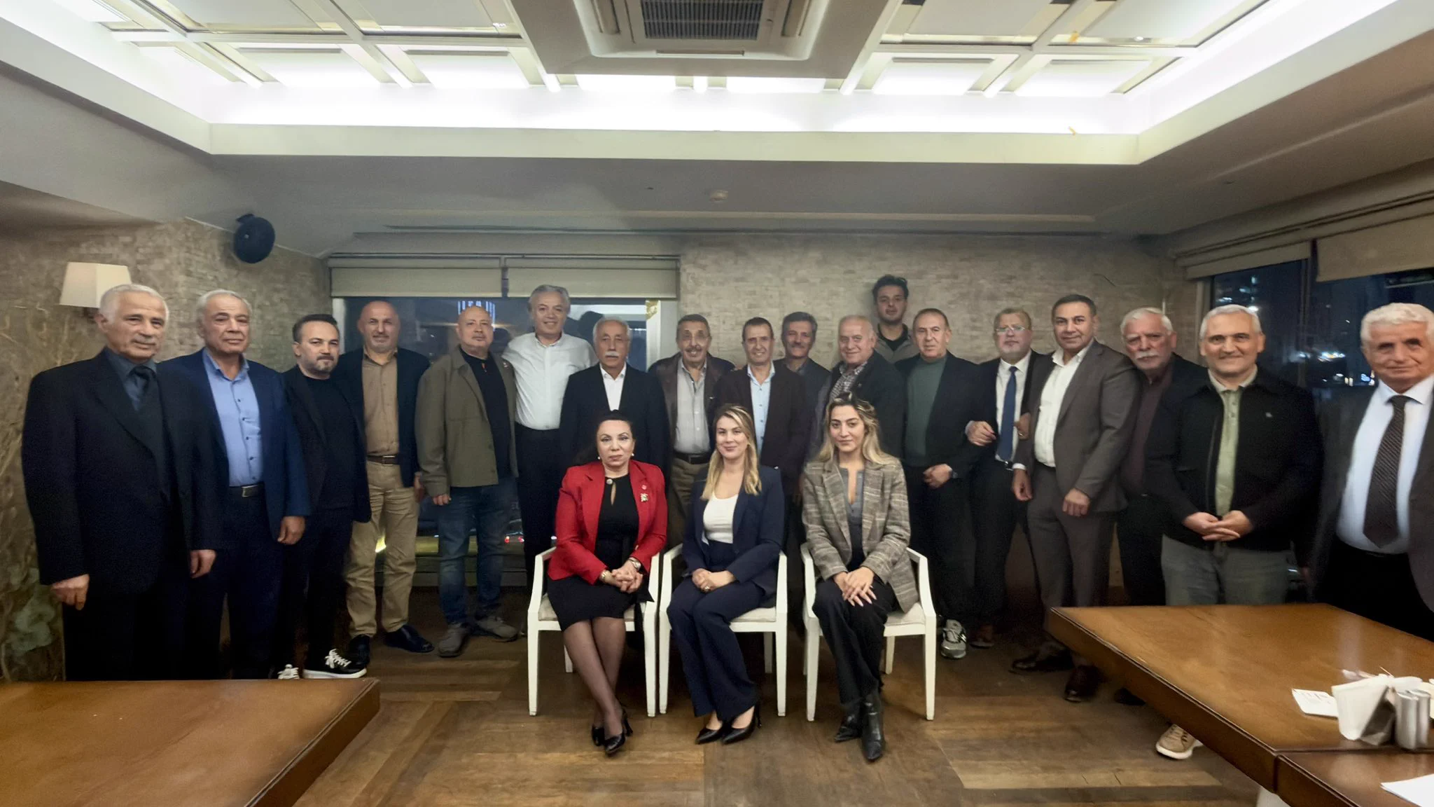 Toplantı sonunda birlikte çekilen hatıra fotoğrafı